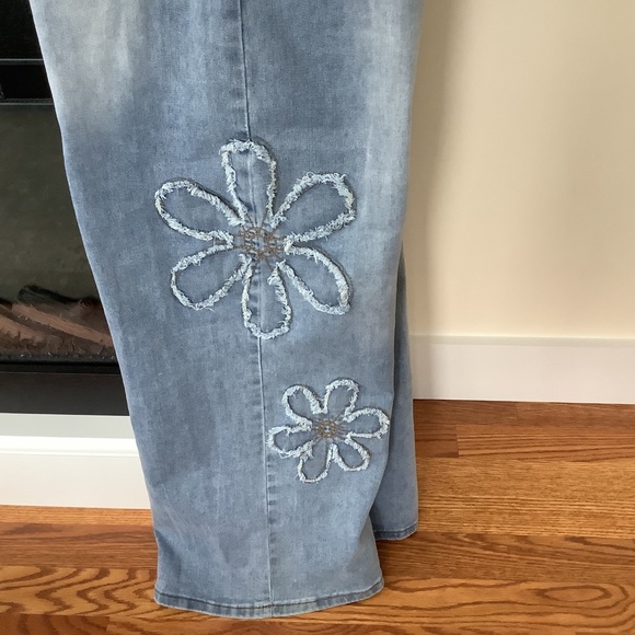 NEW Easel Flower Patch Mineral Washed Jeans Size Medium - Picture 10 of 11